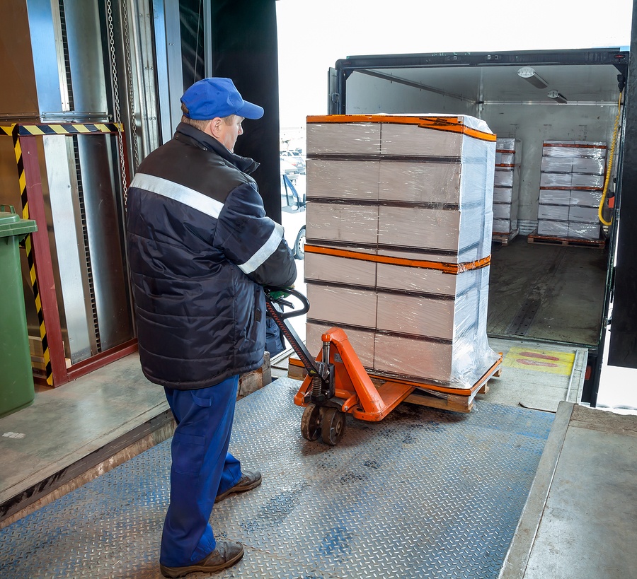 Рабочий груз. Рабочий на погрузке мраморе. Load worker. Паст Войс, the workers are loading the Trucks.